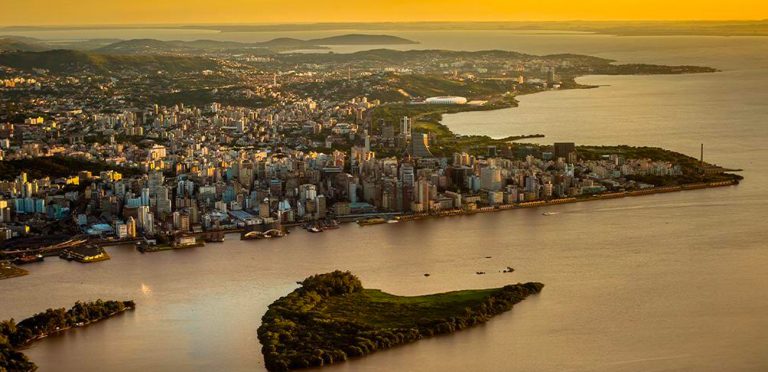 Aeroporto de Porto Alegre volta a ter operações