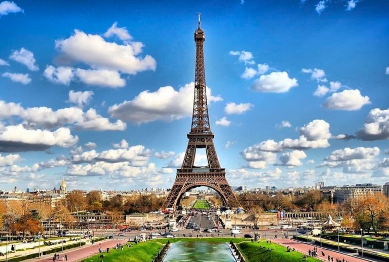 França reabre para viajantes vacinados, inclusive brasileiros