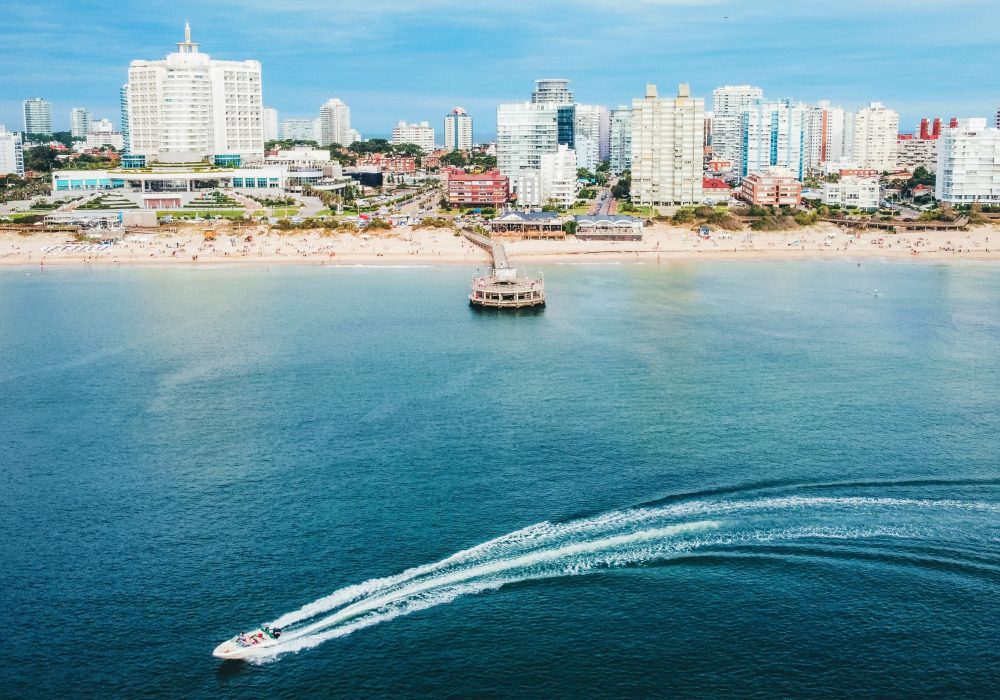 Uruguai anuncia reabertura para brasileiros vacinados