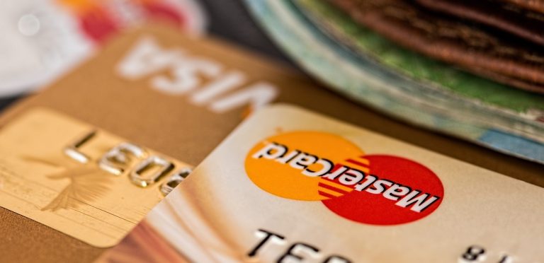 Cartões sem anuidade para quem está começando a juntar milhas