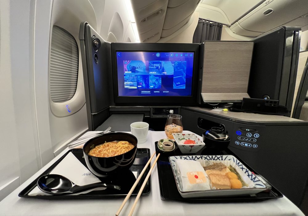 Executiva da ANA com assento privativo do Japão para NY