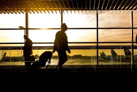 Quando pagar uma passagem com milhas ou com dinheiro