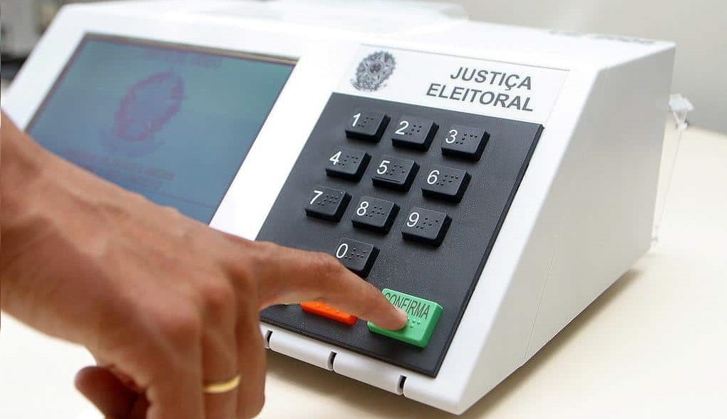 Como votar estando fora da minha cidade ou do Brasil?