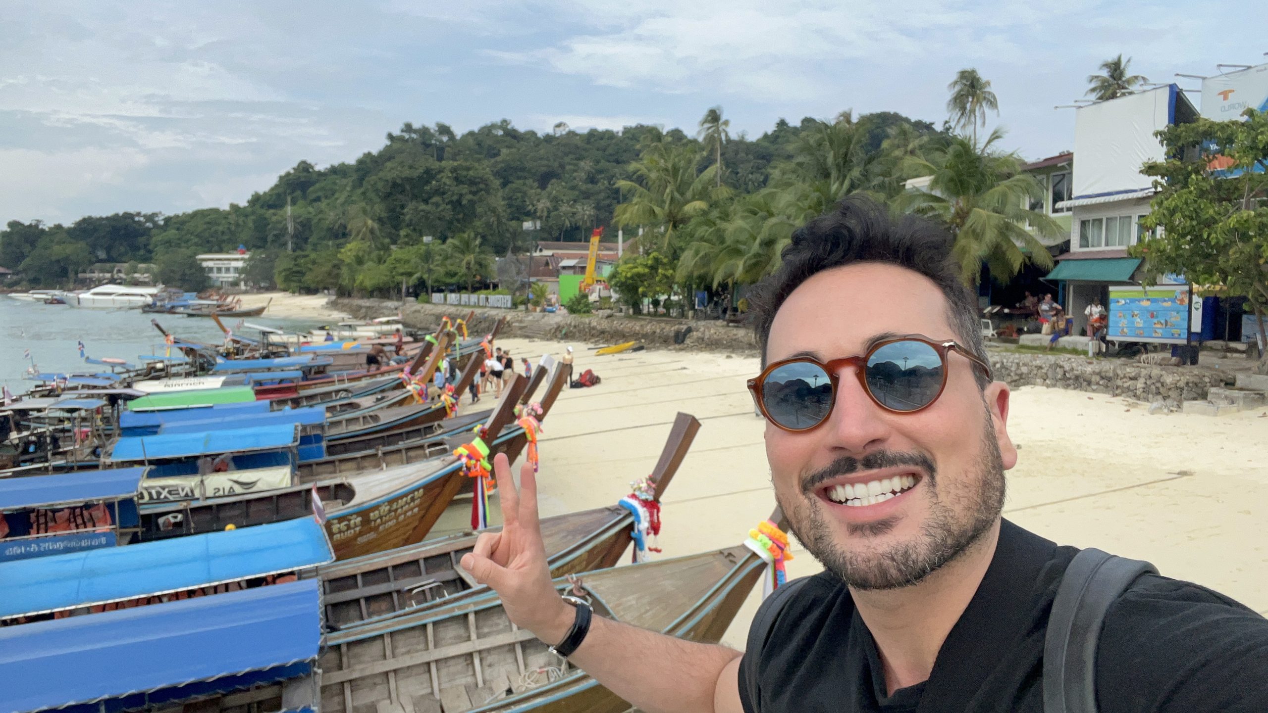 Passeio de barco pelas belas praias de Krabi, na Tailândia