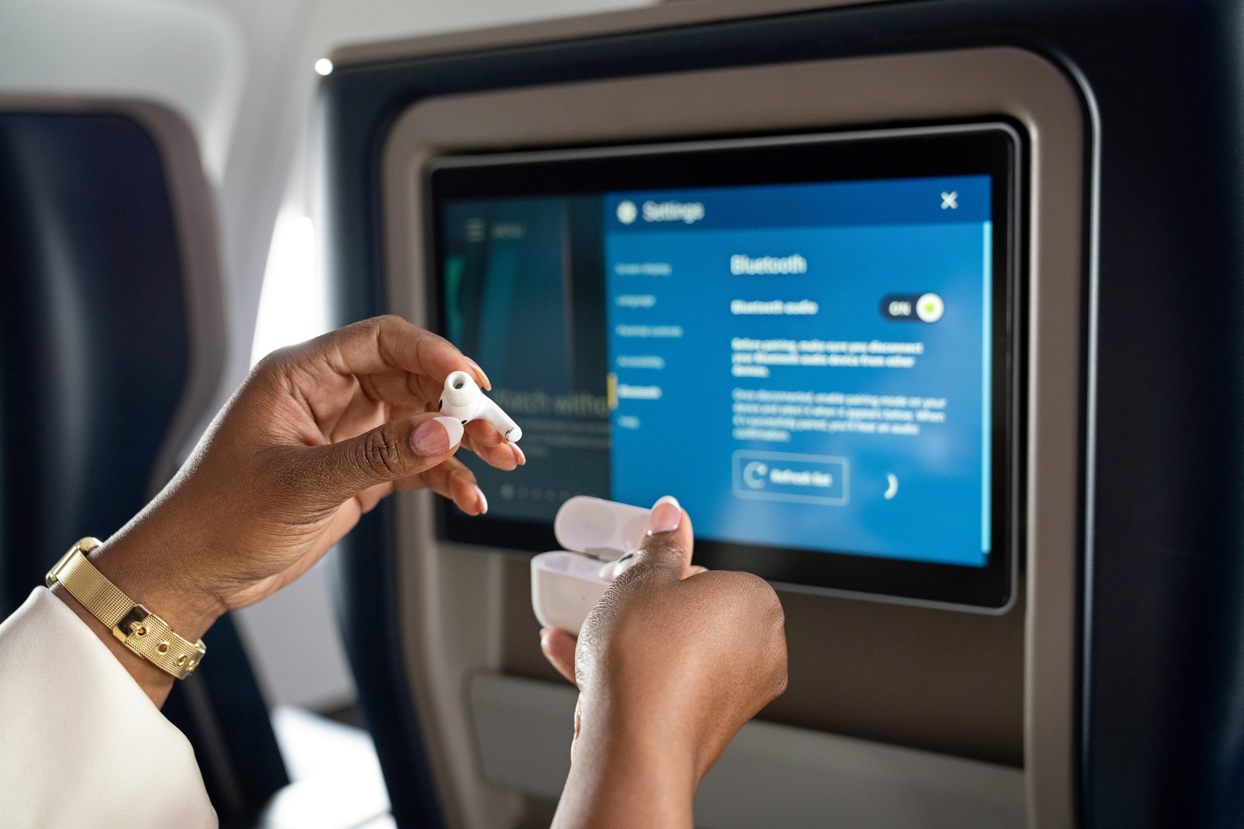 United habilita Bluetooth para conectar fones às telas de entretenimento a bordo