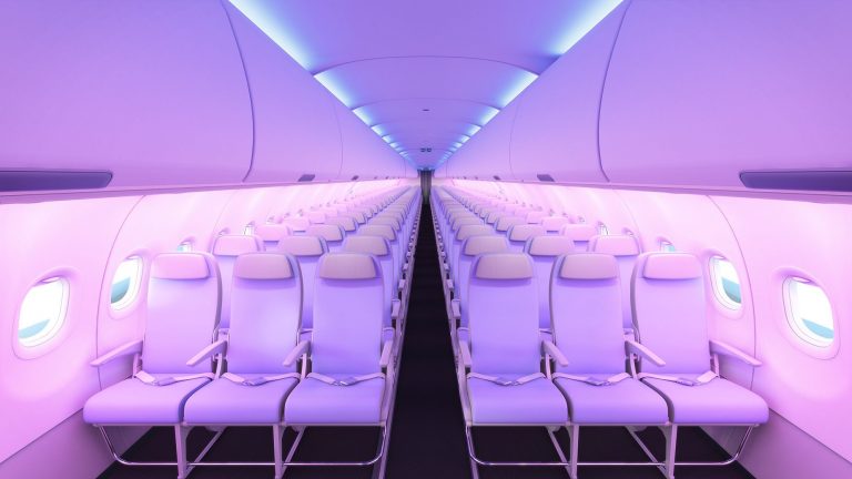 Mais espaço para malas de bordo! Airbus anuncia compartimentos 60% maiores