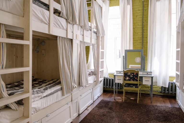 Como escolher um hostel? Dicas para uma acomodação barata e segura