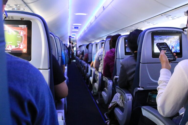 Boas maneiras no avião: dicas para não ser um passageiro inconveniente