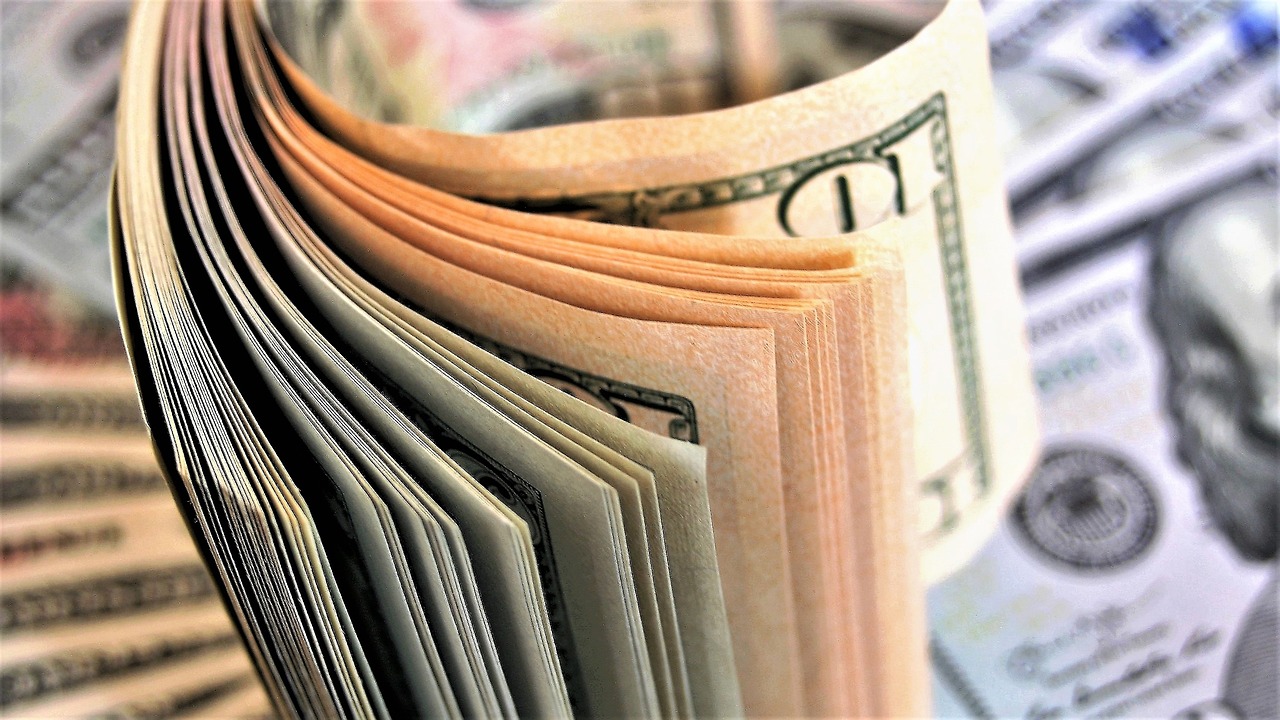 Como viajar com o Dólar em alta? Dicas para economizar em voos e hotéis